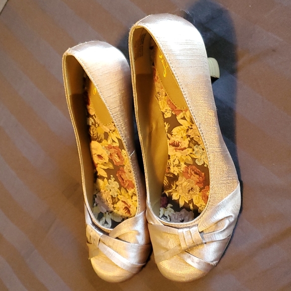 Ladies Jellypop heels, size 9, gold fabric, low heel - Picture 3 of 12